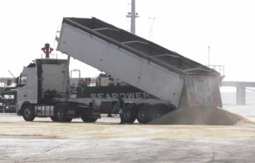 El movimiento de graneles en el muelle de la Cabezuela continúa su progresión ascendente