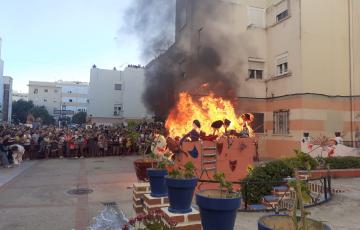 El primero en arder fue el de la avv Taciita de Plata 