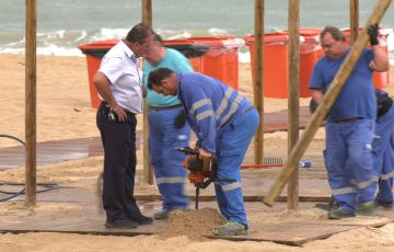 Técnicos trasladan el módulo de playa para personas con movilidad reducida