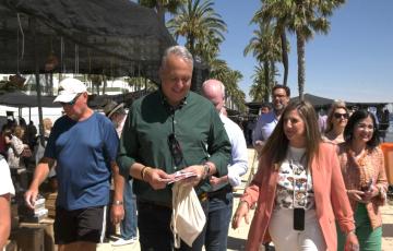 Ruiz Boix e Irene García en un reparto electoral durante la campaña