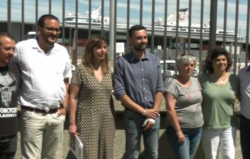 El aspirante de Por Andalucía, Martín Vila, junto a representantes de trabajadores del puerto de Cádiz