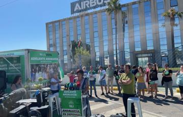 Teresa Rodríguez frente a la puerta de Airbus Puerto Real