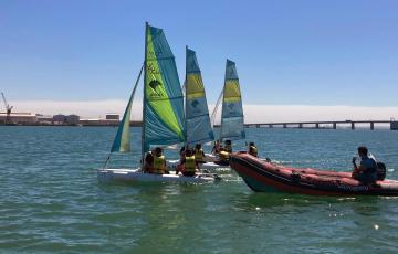 Embarcaciones de la vela escolar en aguas de la bahía