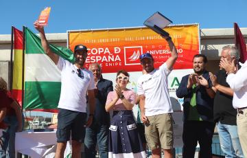 La concejala de Turismo, Montemayor Mures junto a los vencedores de la prueba 