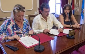 Pepa Fernández, de Amigas al Sur, el alcalde y la concejala de Asuntos Sociales 