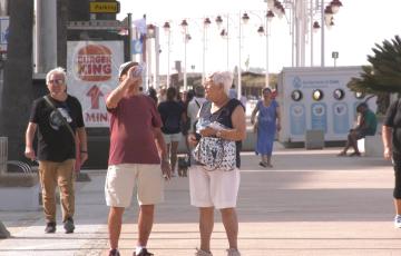 Se debe beber agua para evitar los golpes de calor