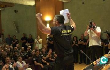 Uno de los nuevos efectivos celebrando la toma de posesión