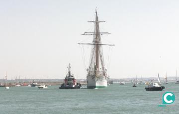 El buque escuela de la Armada llegando al Puerto de la Bahía de Cádiz