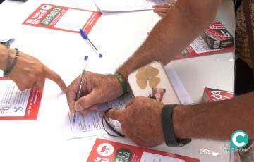 Este viernes se ha instalado una mesa para la recogida de firmas en la plaza de La Libertad
