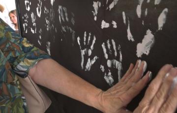 Manos blancas frente al mar y entre catedrales como homenaje a Miguel Ángel Blanco