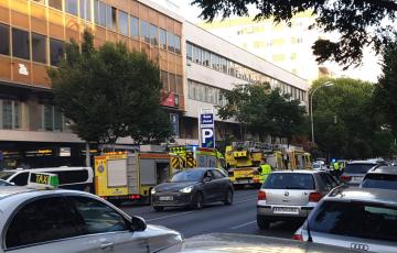 Los bomberos durante su actuación esta tarde