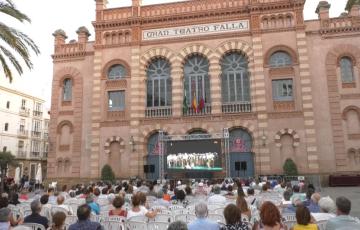 La ópera inunda las plazas de Cádiz.