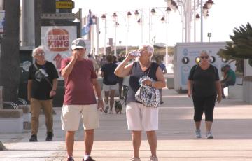 Personas bebiendo agua