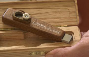 El pito de carnaval, es un pen drive diseñado y elaborado por Ras 