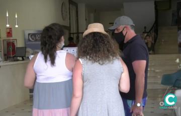 Un grupo de turistas atendidos en la recepción de un hotel de la capital gaditana