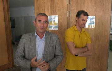 El delegado Miguel Andreu junto al director del CEIP Reyes Católicos