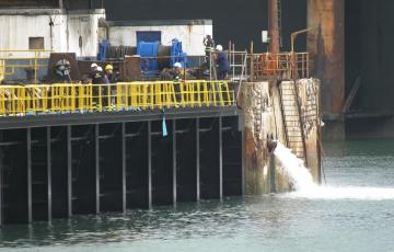 Tras la colocación de la nueva compuerta se está procediendo a realizar las últimas pruebas de fiabilidad y seguridad     