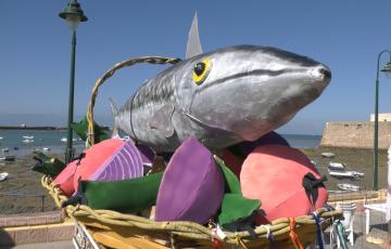 Esta enorme caballa artesanal espera, en el Club Caleta, para recorrer este sábado las calles del barrio