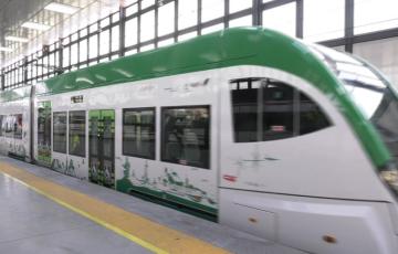 Tranvía llegando a la estación de Cádiz en pruebas