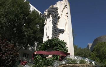 El monumento de la plaza de San Severiano acoge ofrenda en recuerdo a las víctimas de la explosión del 47