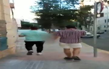 Un policía fuera de servicio detiene a dos hombres tras robar en una tienda de Cádiz