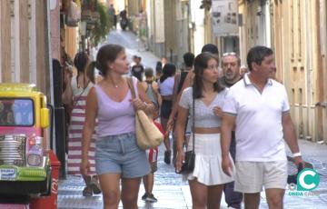 Gente paseando por la calles del centro de la ciudad