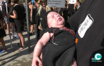 La plañidera más joven acompañaba el paso de la caballa en su recorrido