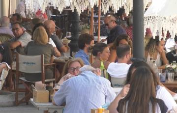 Numerosos restaurantes y terrazas han colgado el cartel de completo y sin reserva durante estos días