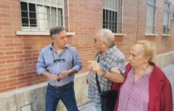 Óscar Torres con los dirigentes de la Asociación de Vecinos Bahía Gaditana