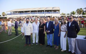 El consejero de Presidencia, Interior y Diálogo Social de la Junta de Andalucía, Antonio Sanz, junto al presidente de Santamaria Polo Club, Pablo Mora-Figueroa, durante la final del Torneo Internacional de Polo de Sotogrande.