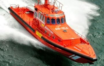Rescatadas tres personas que navegaban en una tabla de surf intentando alcanzar la costa gaditana