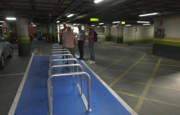 Emasa instala nuevos aparcabicis en los subterráneos de la ciudad.