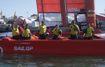 El equipo español de Sail GP han salido a entrenar con camisetas del Cádiz CF