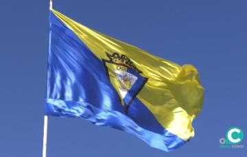 La bandera del club cadista luce en la Plaza de Sevilla durante la conmemoración de su aniversario