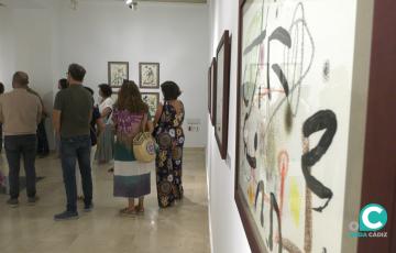 Imagen de una de las vistas guiadas de la exposición en la Casa Pemán 