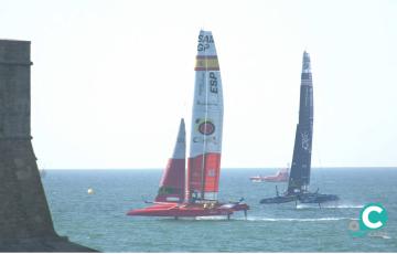 El F50 Victoria del equipo español durante los entrenamientos oficiales en aguas de la Bahía