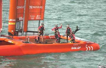 El equipo español saluda al público tras finalizar su participación en la Sail GP de Cádiz