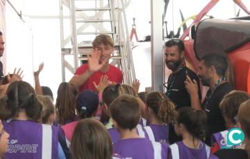 El alumnado de la escuela de verano del Club Náutico ElCano ha sido recibido por Florian Trittel