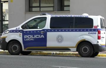 Un vehículo de Policia Local frente a la Comisaría 