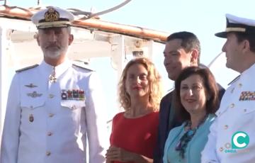 El Rey Felipe VI abordo de Elcano junto al resto del autoridades 