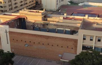 En la foto se puede apreciar el estado en el que ha quedado el techo de la iglesia