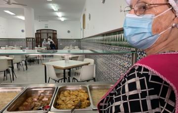 Voluntaria en la reapertura del comedor