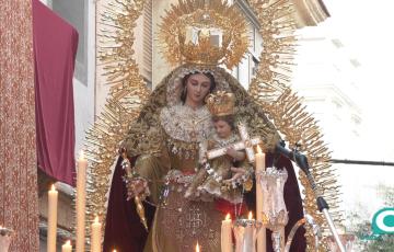 La Virgen de los Desamparados inició su salida procesional desde la iglesia Catrense