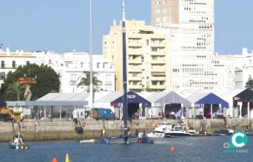 El F50 estadounidense ha sido el primero en tomar contacto con el agua