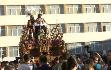Imagen del misterio del Despojado en su salida desde el colegio Salesianos 