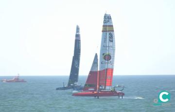 El F50 Victoria del equipo español durante los entrenamientos oficiales en aguas de la Bahía