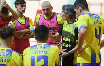 La entrenadora del Cádiz CF Virgili, Déborah Fernández, dando instrucciones a sus jugadores 