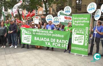 Imagen de la concentración educativa en la Plaza de Mina 