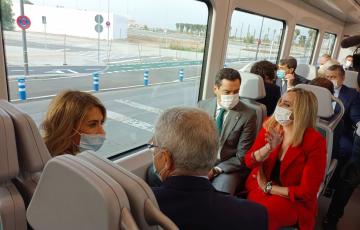 La ministra de Transportes y el presidente de la Junta presiden el viaje inaugural del TramBahia