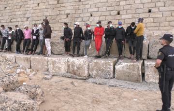 Imagen de los migrantes en la Playa Santa María del Mar 
